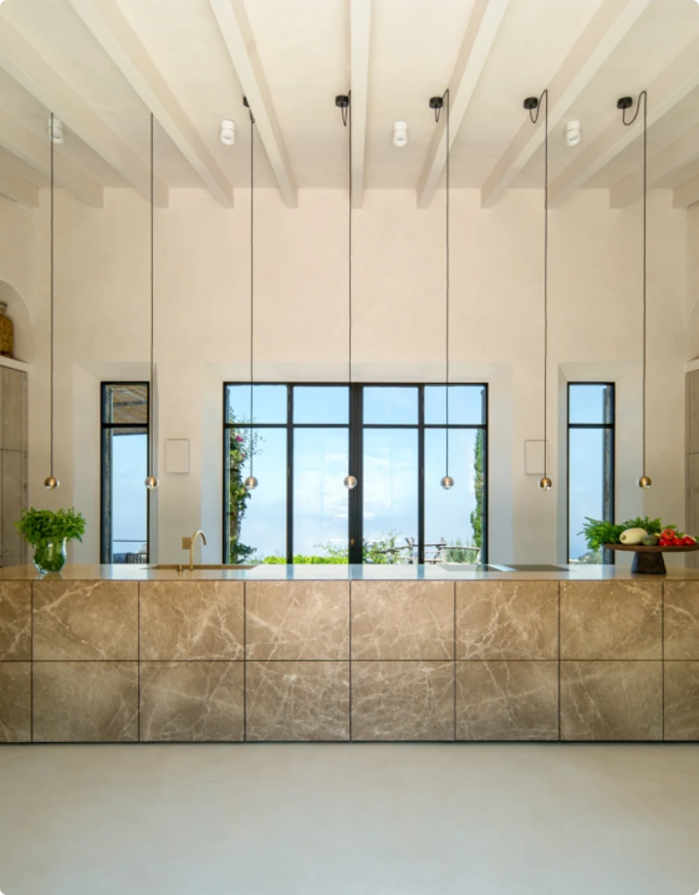 Una cocina con luces negras colgantes.